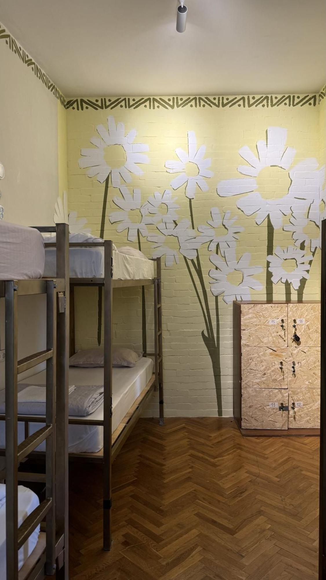 Friends Hostel Тбілісі Екстер'єр фото